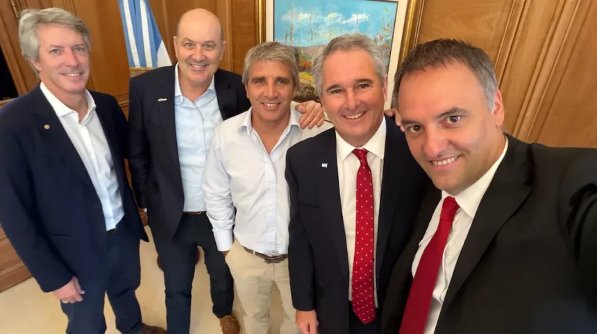 mientras-sigue-la-investigacion-por-enriquecimiento-ilicito,-adorni-y-sturzenegger-definieron-mas-recortes-en-el-empleo-publico