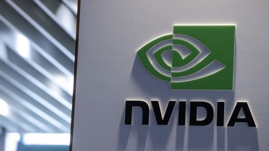 el-dominio-total-de-nvidia:-la-arquitectura-cuantica-hibrida-redefine-el-valor-de-wall-street