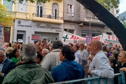 protestas-frente-a-pami-cordoba:-la-disputa-politica-por-el-control-y-el-ajuste-profundiza-la-paralisis-del-sistema