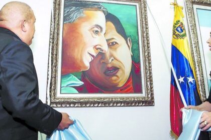 delcy-rodriguez-desmantelo-el-salon-nestor-kirchner-en-caracas-y-hasta-desaparecieron-los-cuadros-del-ex-presidente-y-hugo-chavez