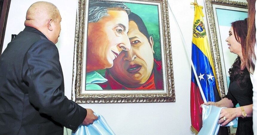 delcy-rodriguez-desmantelo-el-salon-nestor-kirchner-en-caracas-y-hasta-desaparecieron-los-cuadros-del-ex-presidente-y-hugo-chavez