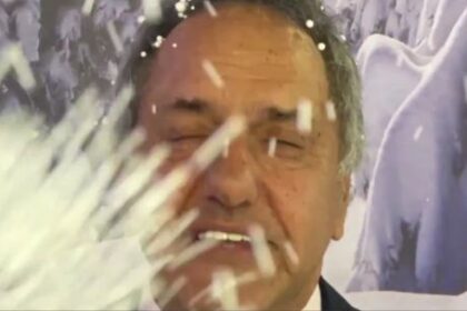 polemica-por-el-video-de-daniel-scioli-promocionando-bariloche-con-nieve-de-telgopor-y-elogios-a-“las-familias-brasileras”