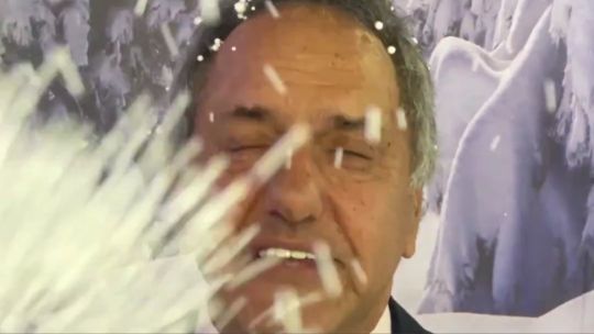 polemica-por-el-video-de-daniel-scioli-promocionando-bariloche-con-nieve-de-telgopor-y-elogios-a-“las-familias-brasileras”