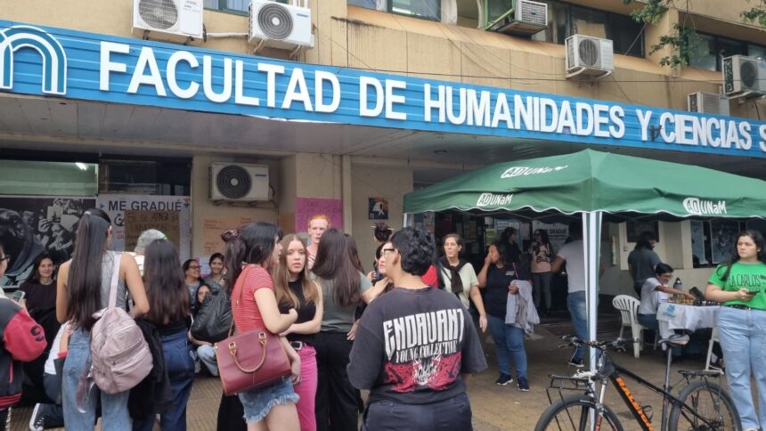 jornadas-nacionales-de-protestas-universitarias-|-docentes-y-estudiantes-de-la-unam-expusieron-la-critica-situacion-economica:-“cada-vez-es-mas-dificil”