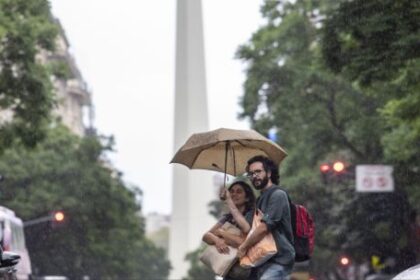 clima-en-ciudad-de-buenos-aires:-alerta-amarilla-por-lluvias-persistentes-y-un-marcado-ascenso-de-la-humedad