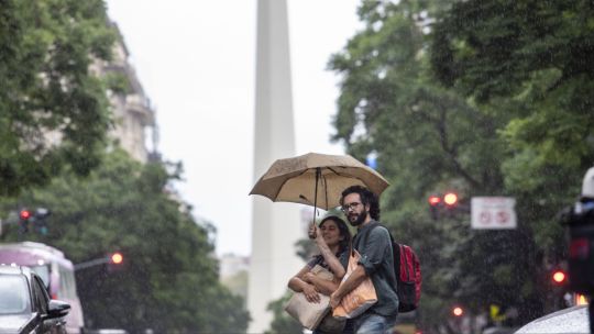 clima-en-ciudad-de-buenos-aires:-alerta-amarilla-por-lluvias-persistentes-y-un-marcado-ascenso-de-la-humedad