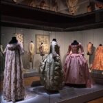 de-maria-antonieta-a-chanel:-como-el-siglo-xviii-sigue-influyendo-en-la-moda-actual
