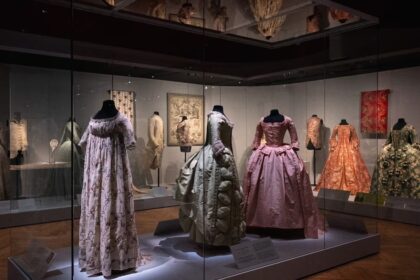de-maria-antonieta-a-chanel:-como-el-siglo-xviii-sigue-influyendo-en-la-moda-actual