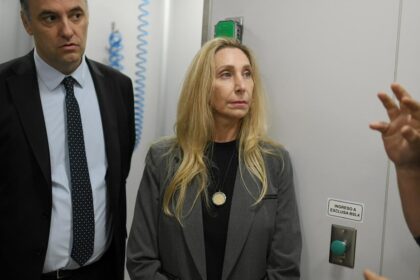javier-milei-y-sus-medidas,-en-vivo:-karina-milei-se-vuelve-a-mostrar-hoy-junto-a-adorni-en-vaca-muerta,-en-otro-gesto-de-respaldo-al-jefe-de-gabinete