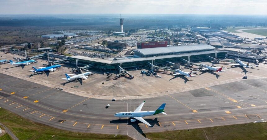 viajes-al-exterior:-por-el-cierre-temporal-de-una-pista-de-ezeiza,-las-aerolineas-cancelan-vuelos-y-cambian-rutas