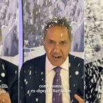 nieve-de-telgopor-y-mensaje-a-las-familias-brasileras:-el-video-de-daniel-scioli-para-anunciar-la-temporada-de-invierno-2026-que-se-volvio-viral