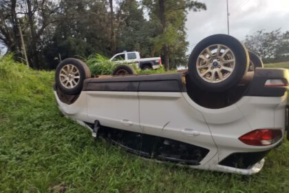 un-auto-despisto-y-volco-en-la-avenida-quaranta-de-posadas:-el-conductor-salio-ileso