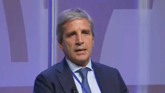 “no-nos-movemos-un-centimetro”:-caputo-planto-bandera-en-washington-y-descarto-nuevas-devaluaciones