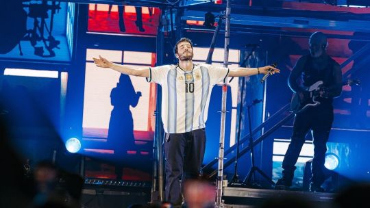 fernet,-cumbia-y-la-“10”-de-messi:-el-ritual-de-sebastian-yatra-para-reafirmar-su-romance-con-el-publico-argentino