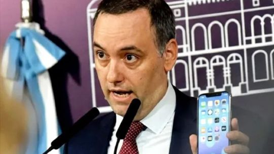 en-medio-de-la-batalla-judicial,-manuel-adorni-reaparecio-en-x-con-posteos-ironicos