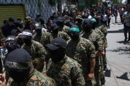 iran-rechaza-acuerdo-temporal-con-eeuu.-y-hezbola-tiene-el-“dedo-en-el-gatillo”-apuntando-a-israel