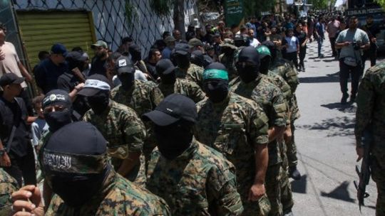 iran-rechaza-acuerdo-temporal-con-eeuu.-y-hezbola-tiene-el-“dedo-en-el-gatillo”-apuntando-a-israel