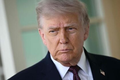 cuando-donald-trump-descubrio-la-lampara-de-los-bombardeos-israelies-en-el-libano-el-8-de-abril