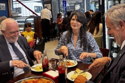 eleccion-en-el-colegio-de-abogados:-ricardo-gil-lavedra-y-su-candidata-cerraron-la-campana-con-una-atipica-postal-en-una-pizzeria