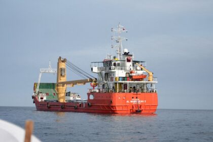 el-petroleo-cayo-por-la-tregua-en-medio-oriente:-los-efectos-para-la-argentina-en-la-nafta,-el-campo,-el-dolar-y-los-pasajes-en-avion