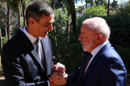el-espanol-pedro-sanchez-y-el-brasileno-lula-da-silva-empujan-al-progresismo