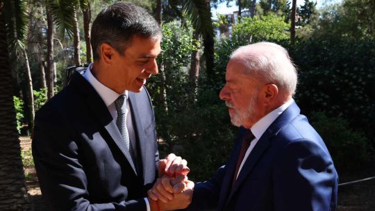 el-espanol-pedro-sanchez-y-el-brasileno-lula-da-silva-empujan-al-progresismo