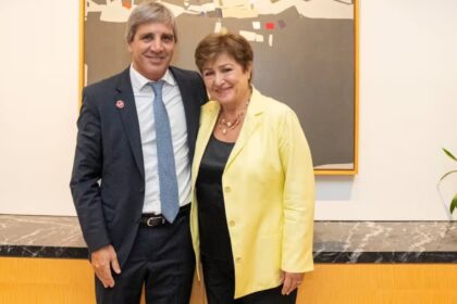 tras-el-anuncio-del-acuerdo,-caputo-se-reunio-con-kristalina-georgieva-en-el-cierre-de-la-cumbre-del-fmi:-“la-relacion-es-de-mucha-confianza”