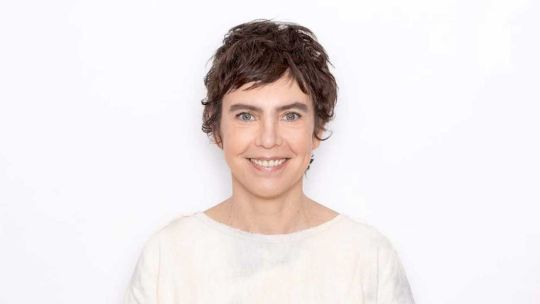 adriana-calcanhotto:-“las-canciones-pueden-decir-lo-que-no-se-puede”