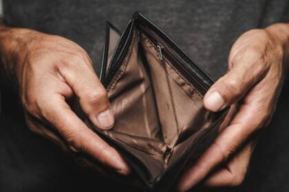 los-salarios-registrados-volvieron-a-caer-en-febrero-y-acumularon-una-baja-real-de-4,3%-en-los-ultimos-6-meses