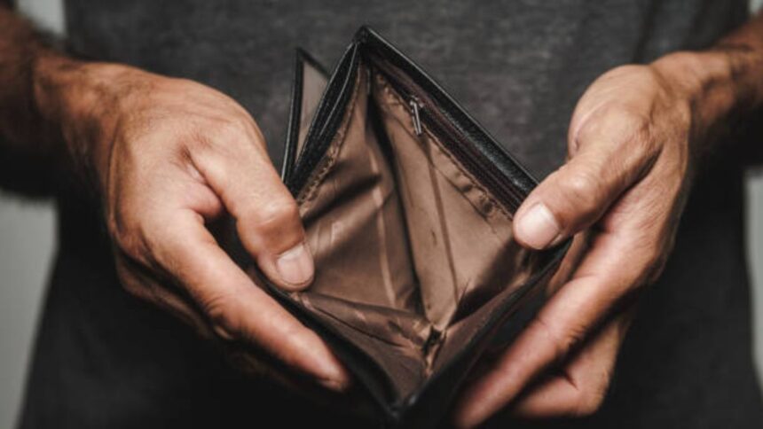 los-salarios-registrados-volvieron-a-caer-en-febrero-y-acumularon-una-baja-real-de-4,3%-en-los-ultimos-6-meses