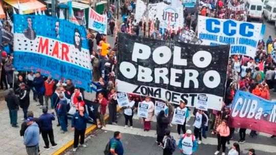 se-profundizan-los-piquetes-y-marchas-por-la-quita-de-un-millon-de-planes