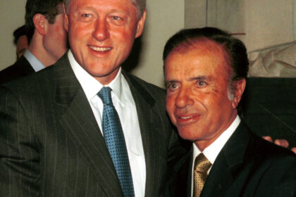 cuando-el-mercado-no-se-abre-y-washington-te-da-garantias:-el-antecedente-de-los-90-con-menem-y-el-plan-de-caputo