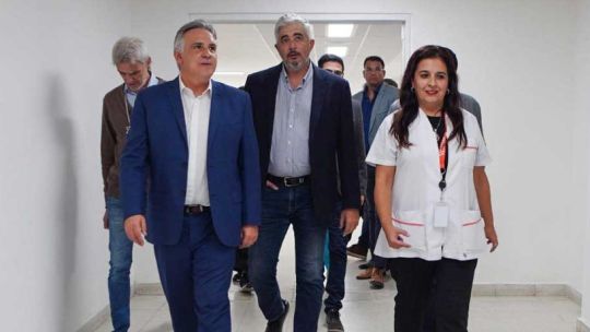 llaryora-presiona-a-milei-por-el-pami-y-la-oposicion-le-apunta-al-apross-en-el-interior