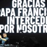 una-enorme-multitud-de-fieles-y-seguidores-vibro-en-plaza-de-mayo-con-el-historico-set-del-cura-dj
