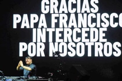 una-enorme-multitud-de-fieles-y-seguidores-vibro-en-plaza-de-mayo-con-el-historico-set-del-cura-dj