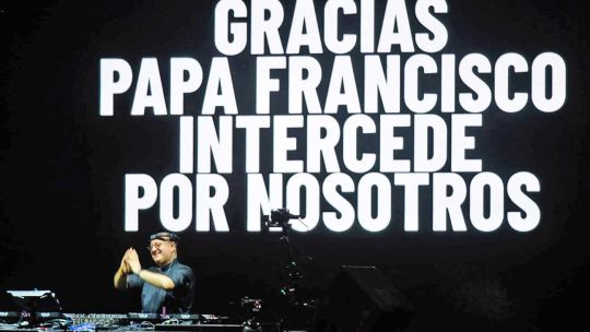 una-enorme-multitud-de-fieles-y-seguidores-vibro-en-plaza-de-mayo-con-el-historico-set-del-cura-dj