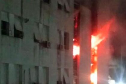 fuego-de-sabado-por-la-noche:-se-incendiaron-pisos-superiores-del-edificio-libertad-de-la-armada