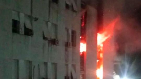 fuego-de-sabado-por-la-noche:-se-incendiaron-pisos-superiores-del-edificio-libertad-de-la-armada