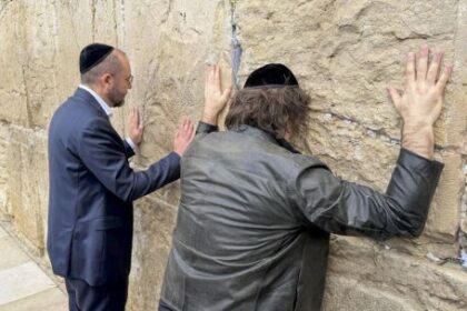 milei-llego-a-israel-y-su-primera-actividad-fue-la-visita-al-muro-de-los-lamentos-en-jerusalen