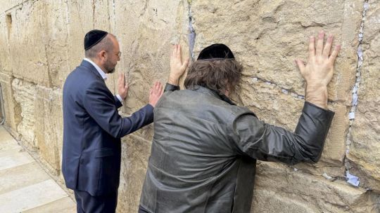 milei-llego-a-israel-y-su-primera-actividad-fue-la-visita-al-muro-de-los-lamentos-en-jerusalen