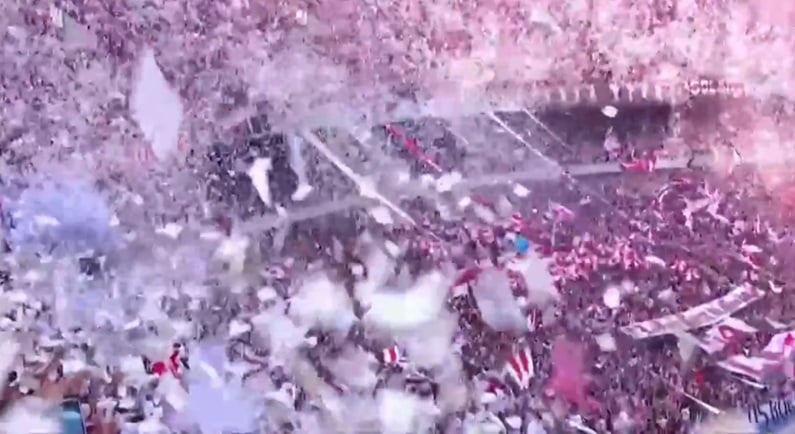 video-|-el-espectacular-recibimiento-a-river-en-el-superclasico-y-el-foco-de-incendio-rapidamente-extinguido-en-la-platea-alta-del-monumental