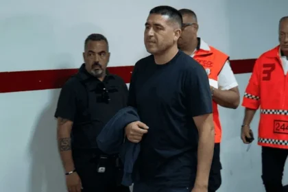 riquelme-cambio-de-estrategia-y-presencia-el-superclasico-entre-river-y-boca-en-el-monumental