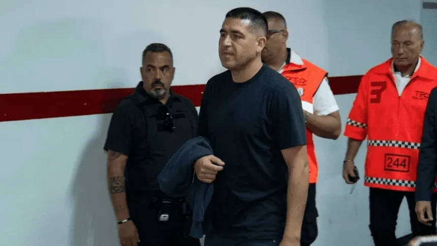 riquelme-cambio-de-estrategia-y-presencia-el-superclasico-entre-river-y-boca-en-el-monumental