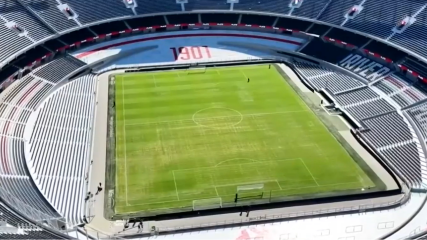 asi-estaba-el-campo-de-juego-del-monumental-minutos-antes-del-inicio-del-superclasico
