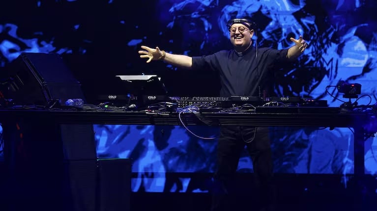 guilherme-peixoto-en-plaza-de-mayo:-el-cura-dj-toco-para-una-multitud-en-homenaje-al-papa-francisco