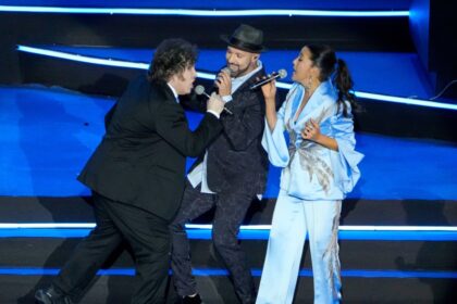 javier-milei-volvio-a-subirse-al-escenario:-canto-libre-durante-el-ensayo-de-la-ceremonia-del-dia-de-la-independencia-de-israel