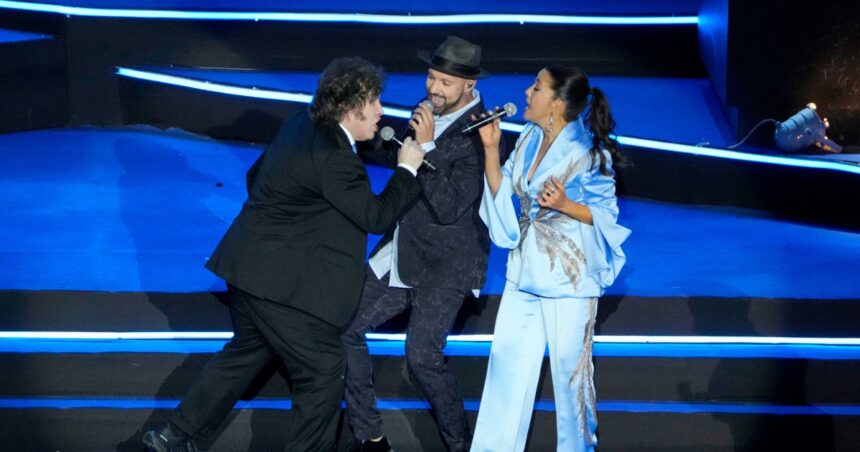 javier-milei-volvio-a-subirse-al-escenario:-canto-libre-durante-el-ensayo-de-la-ceremonia-del-dia-de-la-independencia-de-israel