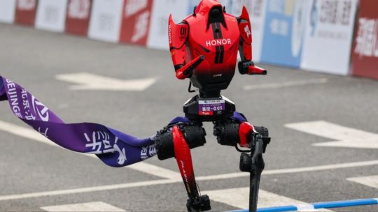 humanoides-completan-una-media-maraton-en-beijing-y-demuestran-capacidades-fisicas-superiores-a-los-atletas-amateurs-promedios