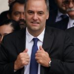 “adorni-es-un-piojo-resucitado”:-el-biografo-de-milei-volvio-a-la-carga-y-pidio-que-el-jefe-de-gabinete-deje-el-cargo