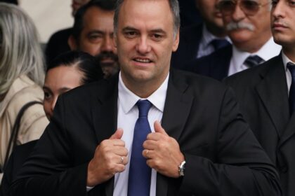 “adorni-es-un-piojo-resucitado”:-el-biografo-de-milei-volvio-a-la-carga-y-pidio-que-el-jefe-de-gabinete-deje-el-cargo